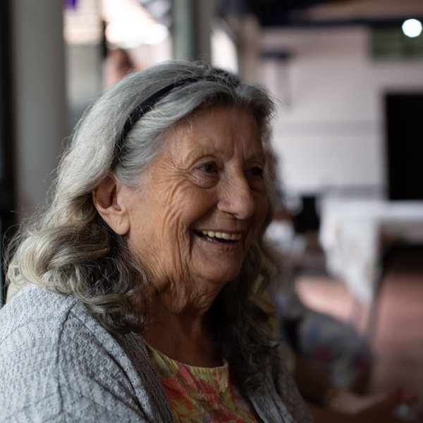 Mulher idosa de cabelos grisalhos sorrindo
